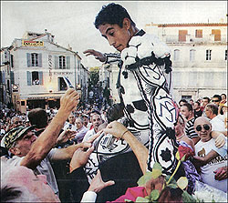 Il nuovo matador portato in trionfo